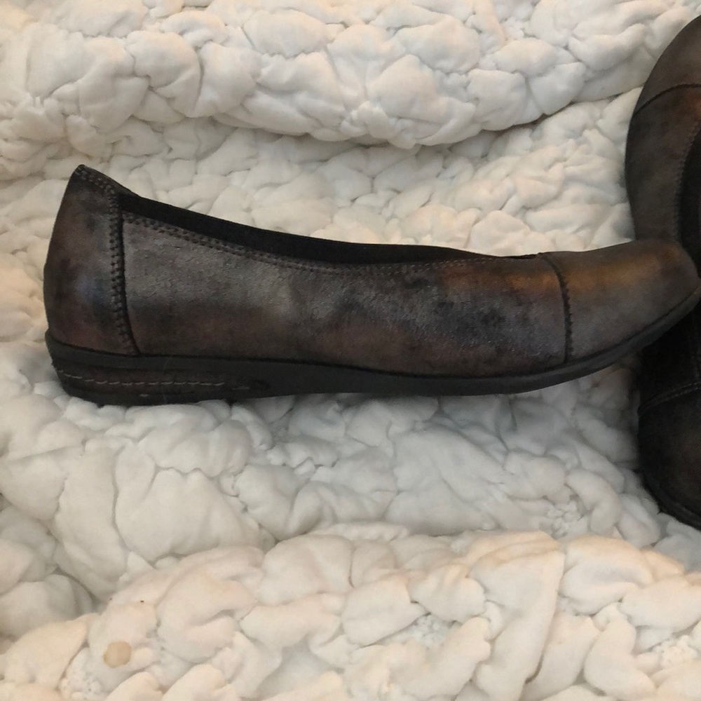 Earth Brand Shoes Pewter Flats. Gem